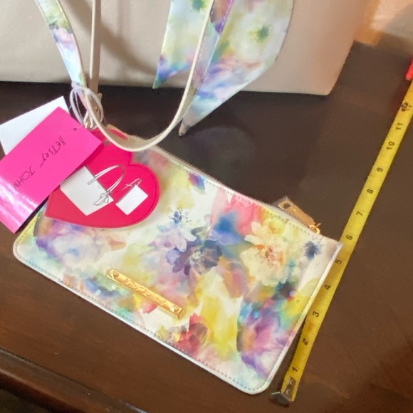 Betsey Johnson Large Tote With Scarf & Wristlet Gorgeous NWT - Picture 10 of 16